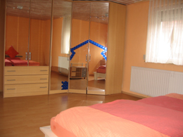 Ausschnitt des Zimmers 'Erickson' mit Schrank