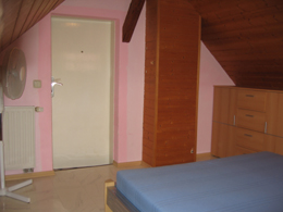 Ausschnitt des Zimmers 'Perls' mit T�re, Schrank und Heizung.