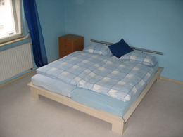 Ausschnitt des Zimmers 'Robbins' mit Doppelbett
