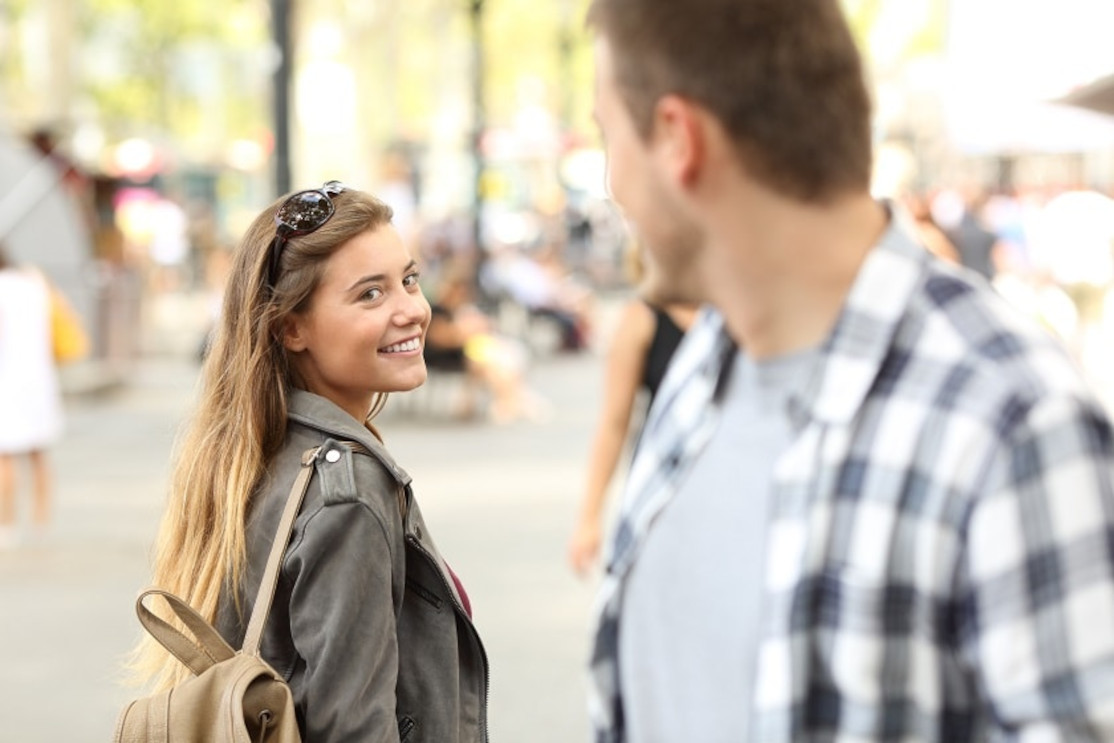 verhalten von frauen beim flirten