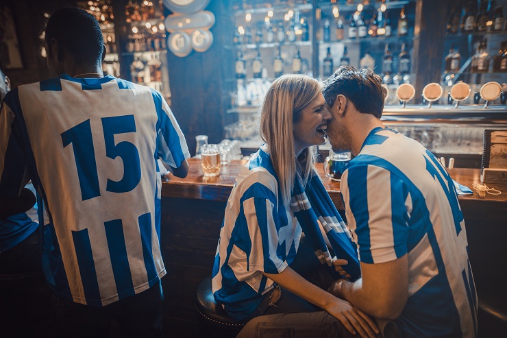 Flirten beim WM-Public-Viewing