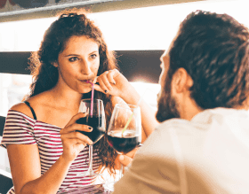 Mann und Frau flirten miteinander