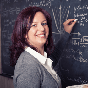 Bild von Lehrerin vor einer Tafel