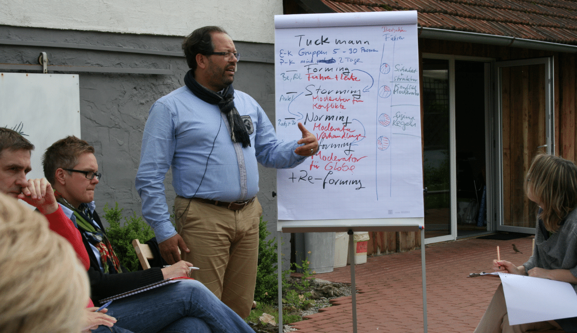 Trainer am Flipchart vor seinem Publikum