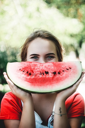 Lachendes Kind mit Melonenstück