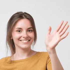 Bild von einer jungen Frau, Ohren, Hand, Augen, Nase und Mund. VAKOG spiegelt diese Sinnesorgane.
