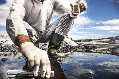 Wissenschaftler analysieren das Wasser von einem Fluss