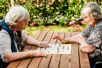 Alte Frau wird betreut