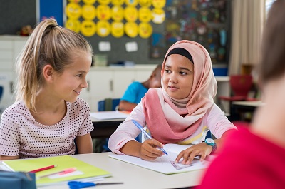 Muslimisches Kind in der Schule